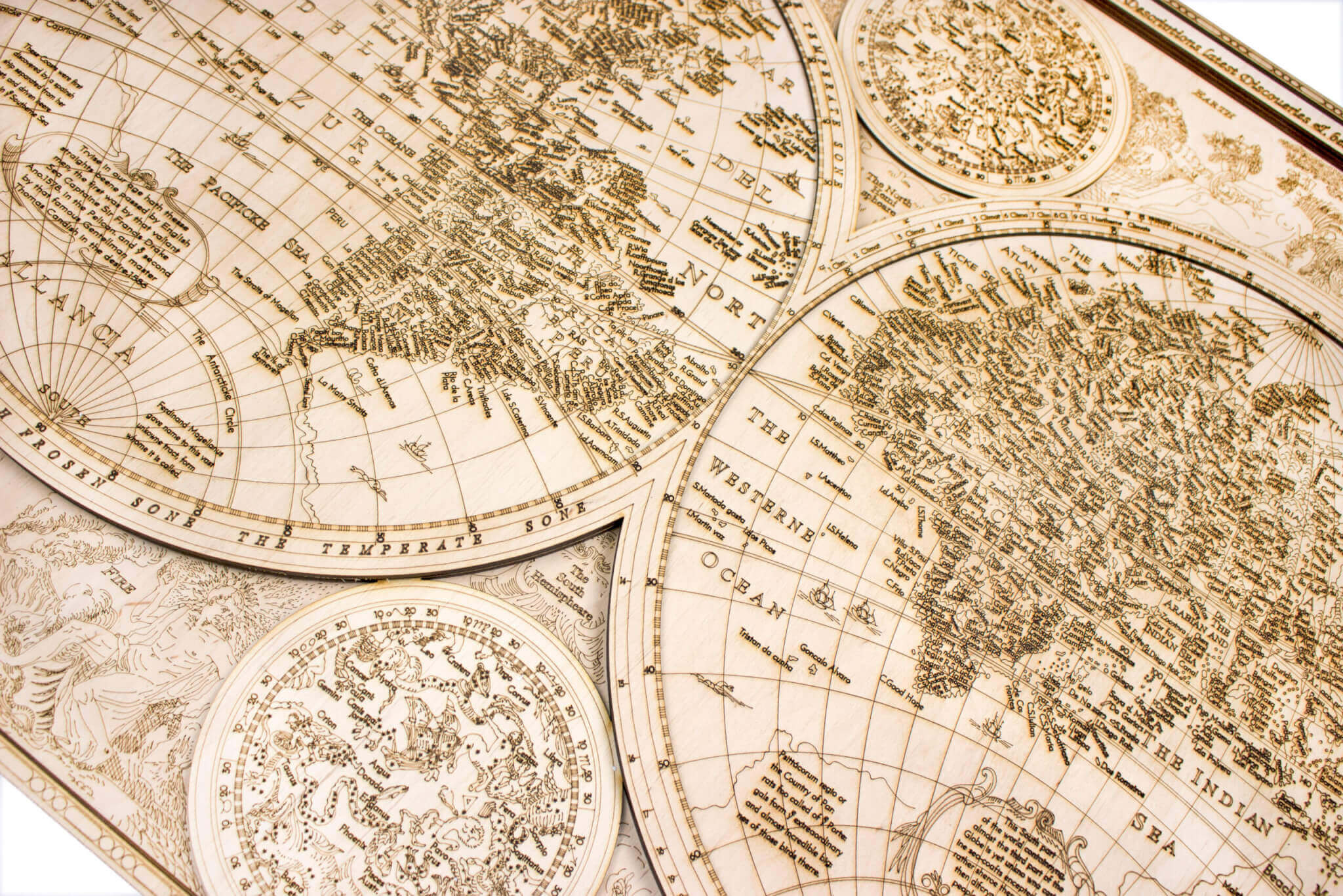 Historická dřevěná mapa světa - detail gravírování